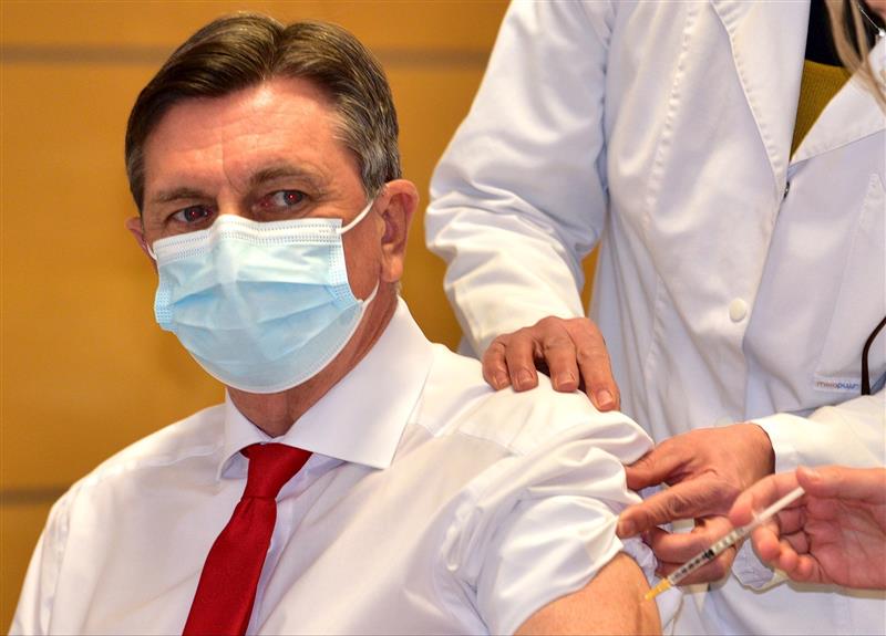 Комплетниот словенечки државен врв се вакцинира со АстраЗенека пред камери 