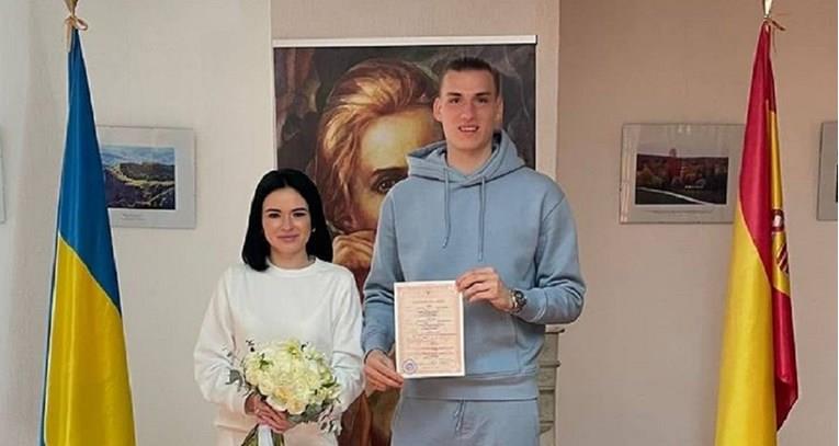 Голманот на Реал објави фотографија од венчавката, сите коментираат за тренерките 