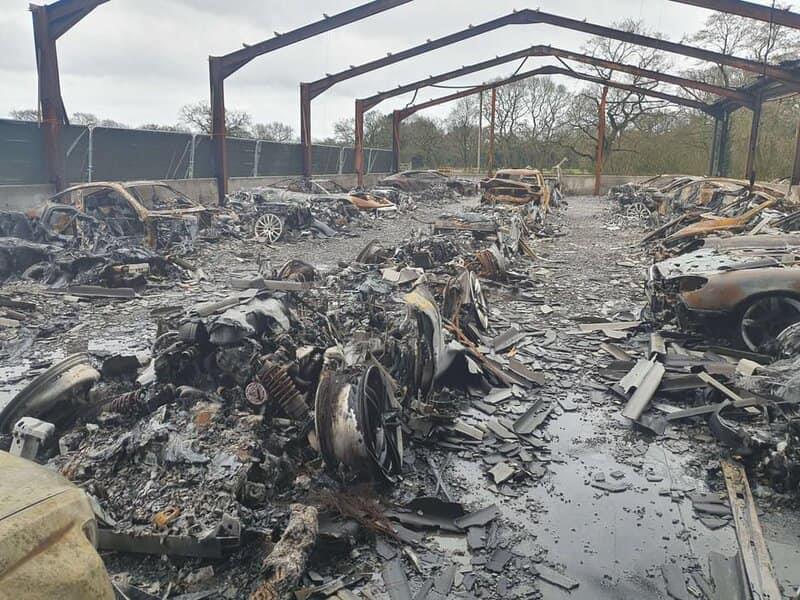 Фото: Изгорел хангар со 80 скапоцени автомобили
