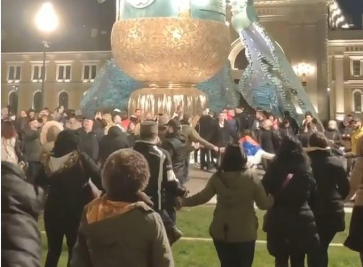 Видео: На плоштад во Белград се игра „Ужичко коло“