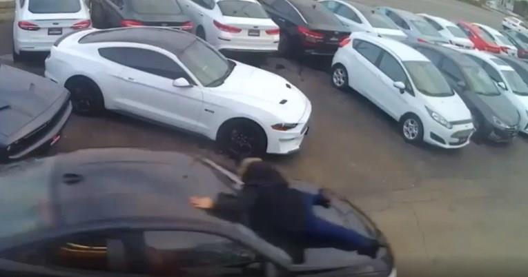 Влегол во салон како муштерија, излегол со украдено БМВ и со продавачот на хауба (ВИДЕО)