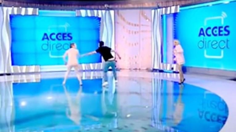 Влетала гола во емисија во живо и со цигла ја гаѓала водителката (ВИДЕО)