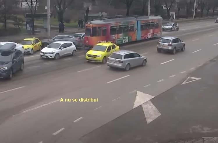 Видео: На трамвајот му откажале сопирачките, удирал во автомобили