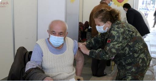 Албанија на плоштадот во Тирана започна со масовна вакцинација 