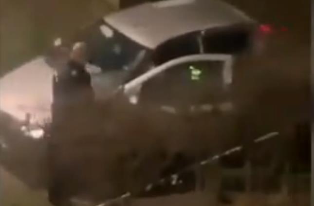 Полицаец удира момче (видео)