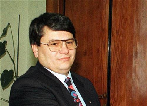 Од корона почина поранешниот премиер на Албанија, знамињата на половина копје 