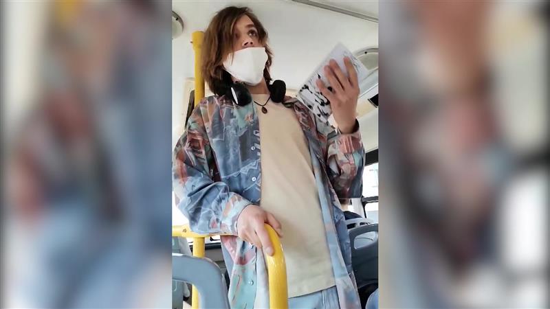 Младиот Горазд им го разубавува денот на скопјани во градскиот автобус 41 читајќи поезија