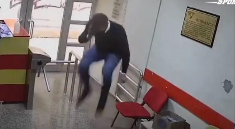 Фудбалер скока од радост, кога за прв пат е поканет во репрезентација (ВИДЕО)