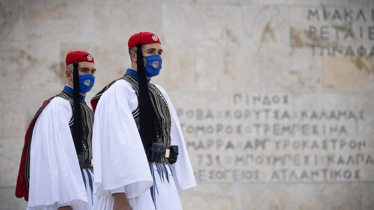 Грција ги попушта мерките 