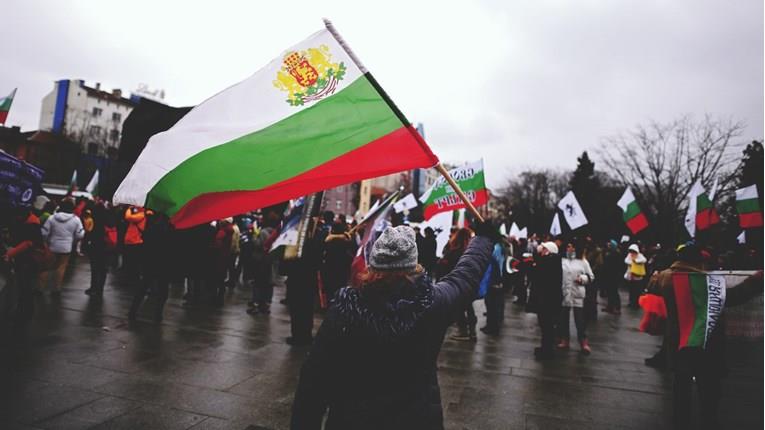 Бугарија предизборно ги попушти мерките, интензивните одделенија преполни