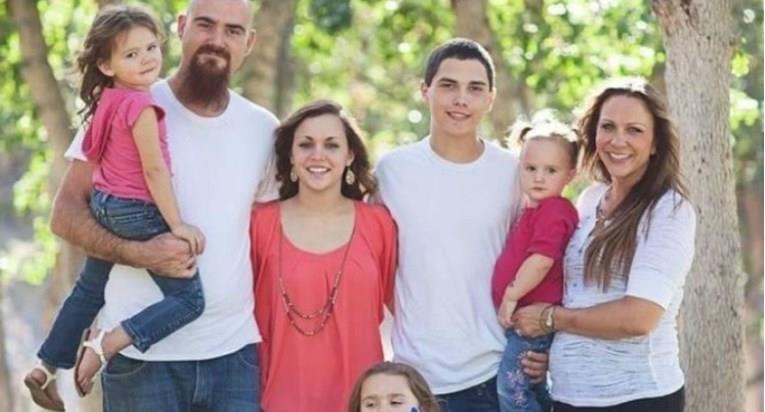 Родители на пет деца загинале во бизарна несреќа, додека го прославувале роденденот на мајката 
