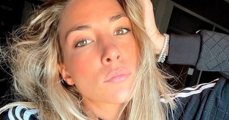 Сопругата на познат фудбалер го разочарала во кревет со првоаприлската шега (ВИДЕО)