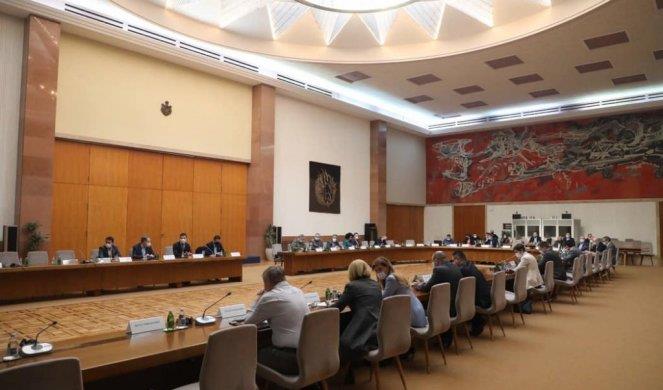 Од понеделник во Србија се отвораат трговските центри, децата се враќаат во училиште