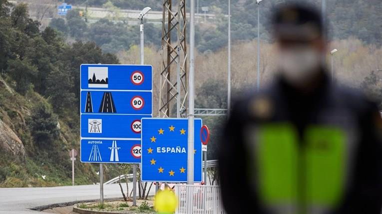 Шпанец со недели го возел својот мртов пријател низ земјата, го фатиле на границата со Франција