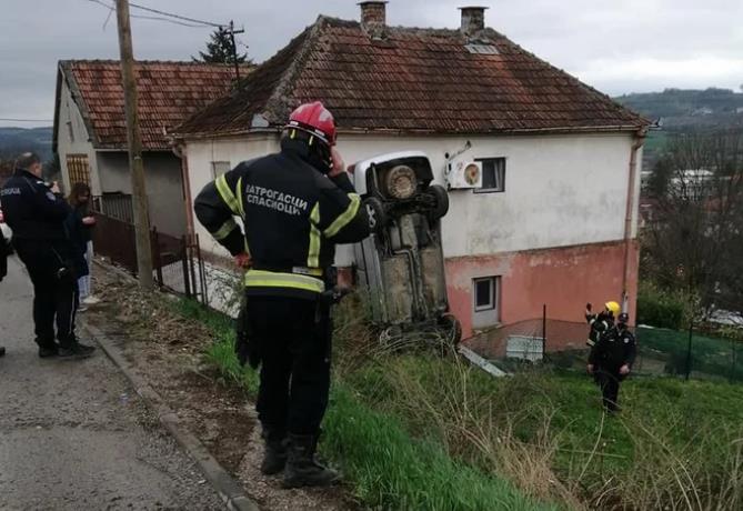 Фото: Автомобил се заби во куќа