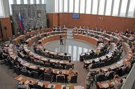Словенечката опозиција бара во парламентот да се испрашаат Јанша и Пахор за нон-пејперот