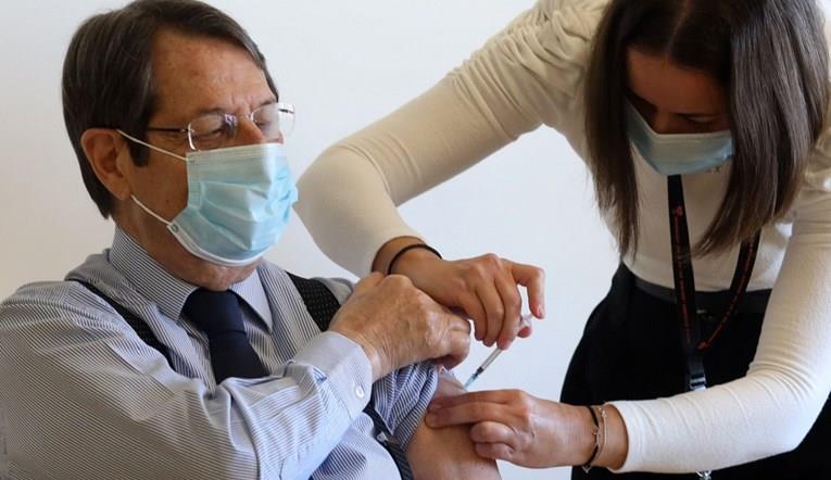 Целата кипарска влада се вакцинира пред камери со АстраЗенека 