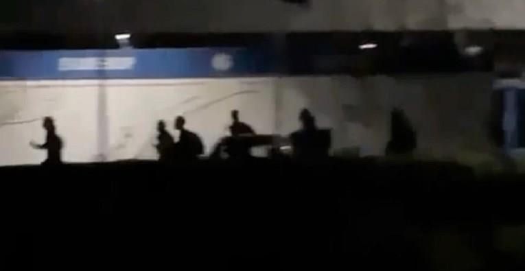 Навивачите на Шалке за малку ќе ги линчуваа фудбалерите, едвај спасија жива глава (ВИДЕО)