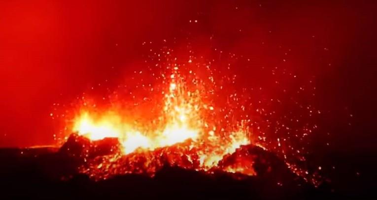 Млади планинари загинале при прошетка покрај активен вулкан (ВИДЕО)