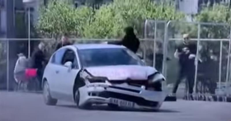 Видео: Автомобил влета меѓу луѓе на плоштад во Тирана