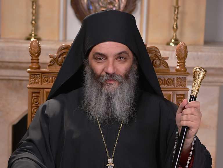 Владиката Партениј доби на дар архијерејска енколпија со распетието Христово