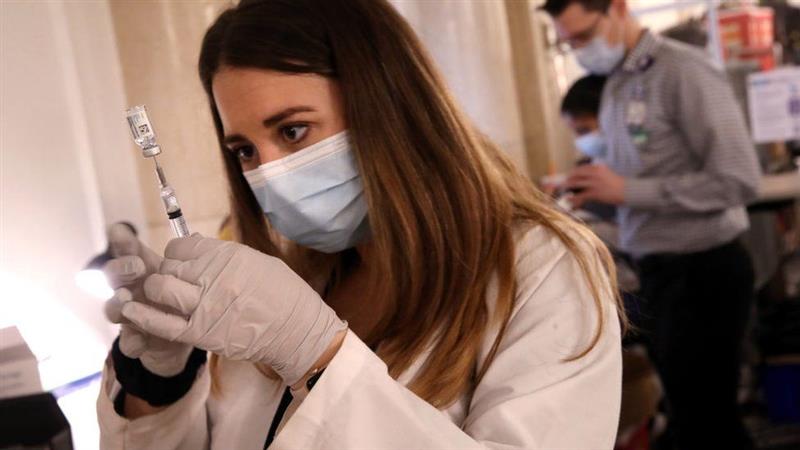 Британска студија: Првата доза на вакцината го намалува преносот на заразата во домаќинствата