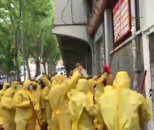 Хит видео: Шпански навивачи дезинфицираа стадион поради присуство на политичари