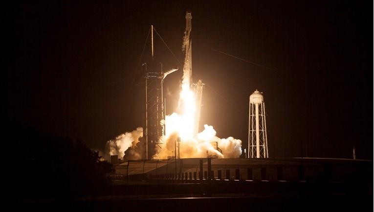SpaceX од петти обид успеа да ја приземји ракетата (ВИДЕО)