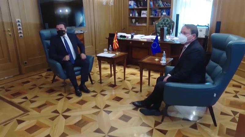 „Стандард“: Изјавите на Вархеји предизвикуваат чудење во ЕУ