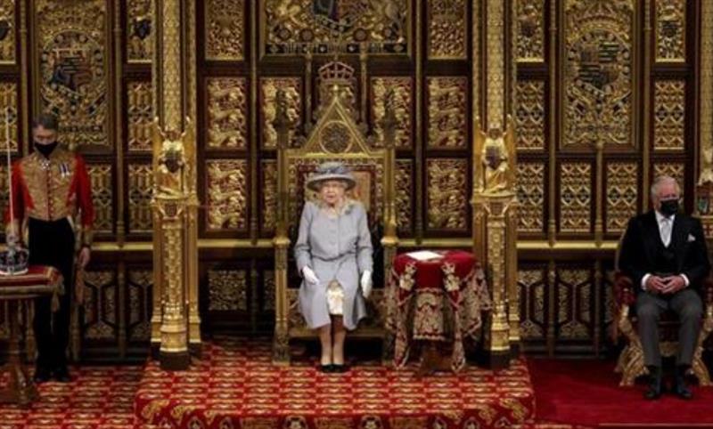 Кралицата Елизабета II седеше сама во Парламентот, го нема престолот на принцот Филип (ФОТО)