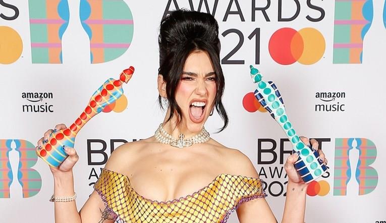Brit Awards пред публика: Дуа Липа со две награди,Тејлор Свифт влезе во историјата (ВИДЕО)