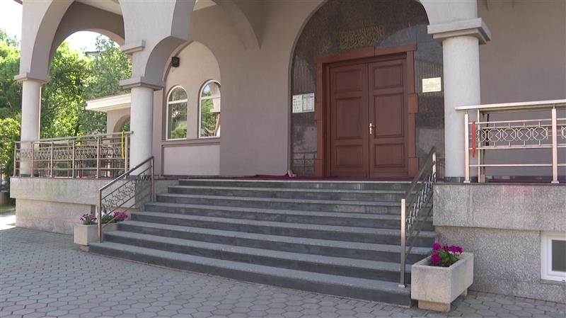 Муслиманите го слават Рамазан бајрам