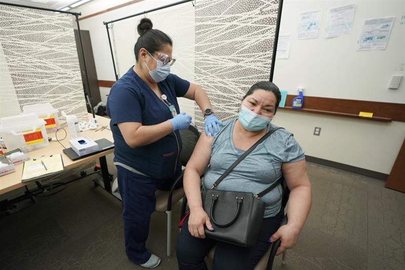 Истражување: Вакцинирањето против корона спасило 12.000 животи во Англија