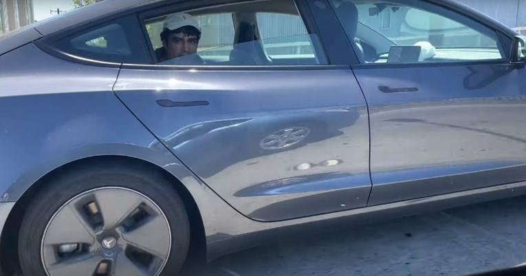 Се пофалил дека вози Тесла од задното седиште,завршил во затвор, а потоа си купил нова (ВИДЕО)