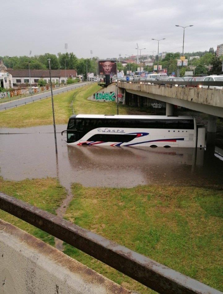 Невремето во Белград предизвика сообраќаен хаос