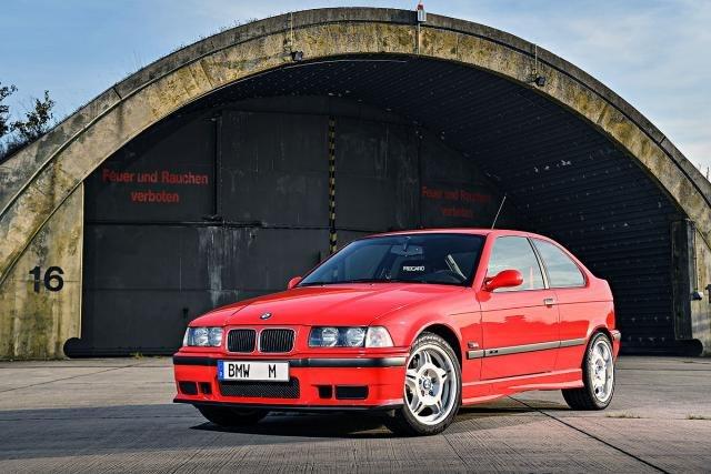 „BMW“ го покажа единствениот фабрички „E36 M3 Compact“ модел