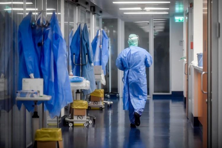 Во Бразил од почетокот на пандемијат починати скоро 450 000 лица