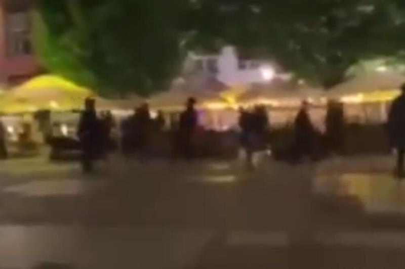 Видео: Хулиганска пресметка, нападнати навивачите на Манчестер Јунајтед.