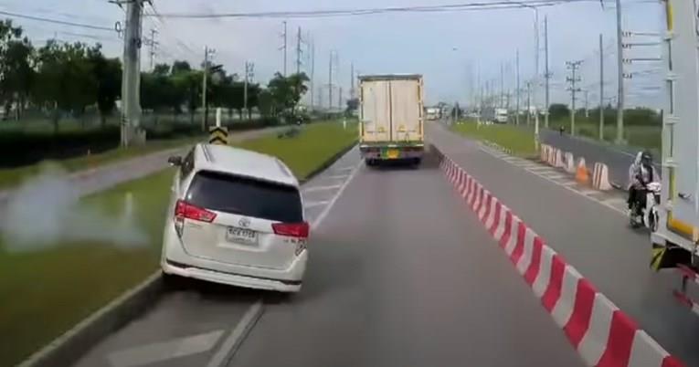 Се обидел да се вметне пред камион, па завршил во столб (ВИДЕО)