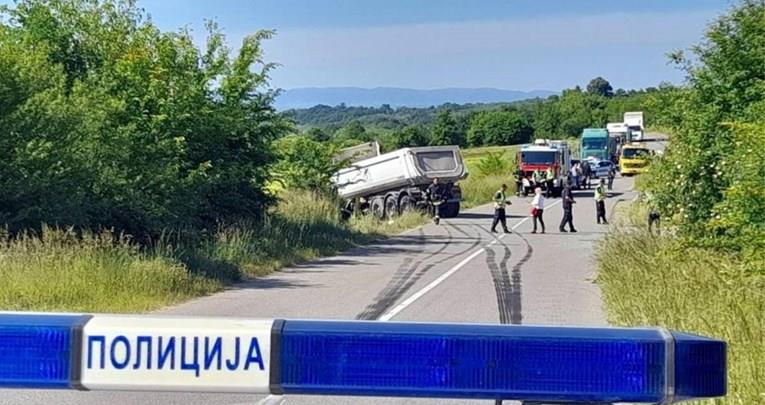 Четворица загинати во тешка сообраќајна несреќа во Србија (ВИДЕО)
