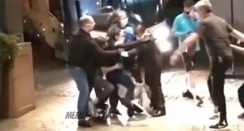 Навивач сакал да се поздрави со Нејмар, па се лизнал и го повредил (ВИДЕО)