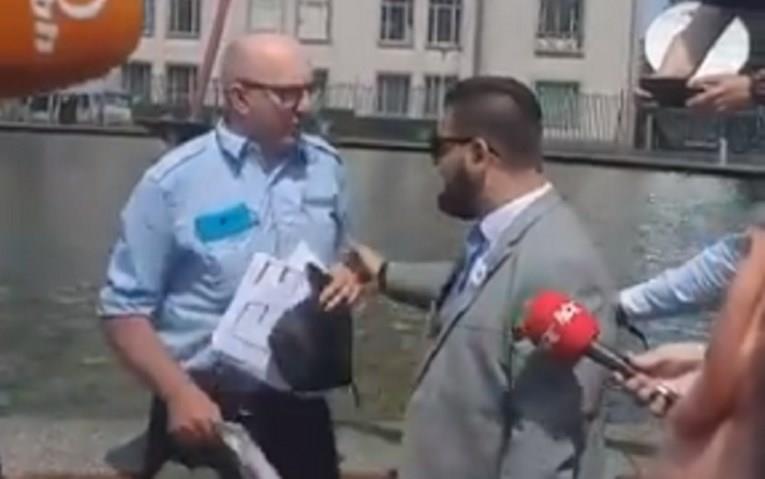 Инцидент во Хаг, маж дошол со транспарент за поддршка на Младиќ (ВИДЕО)