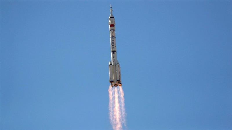 Кина го лансира вселенското летало „Шенжу-12", со тричлен екипаж