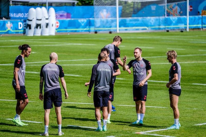 Тренингот на фудбалерите на Данска прекина поради изненадувачка посета
