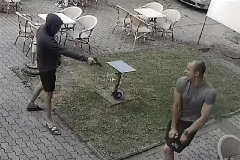 Видео: Уапсен маскираниот и вооружен напаѓач од Чачак,кој пукал во маж пред кафуле