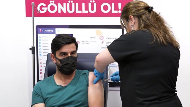 Турција почна со трета фаза на испитување на вакцината „Турковак“
