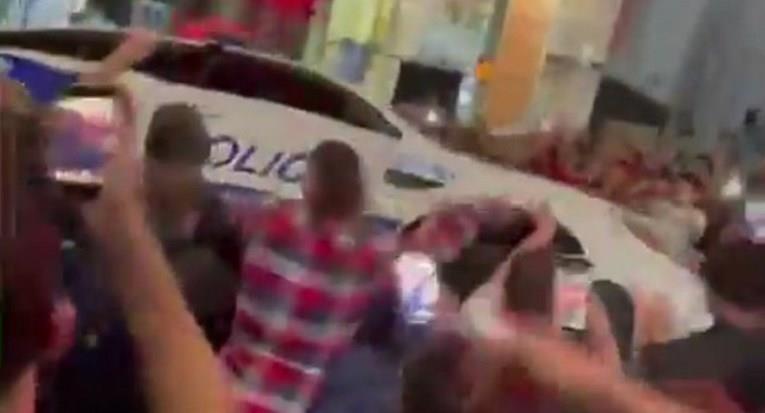 Канадски навивачи прославија влез во финале со превртен полициски џип (ВИДЕО)