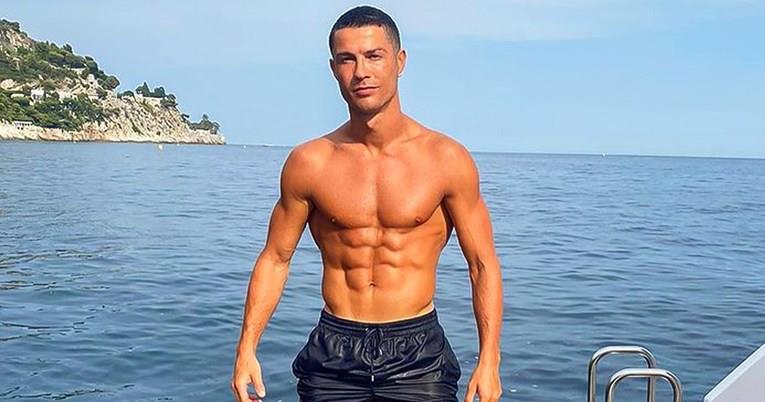 Откриена е диетата на Роналдо: Јаде само три вида храна и пие многу вода 