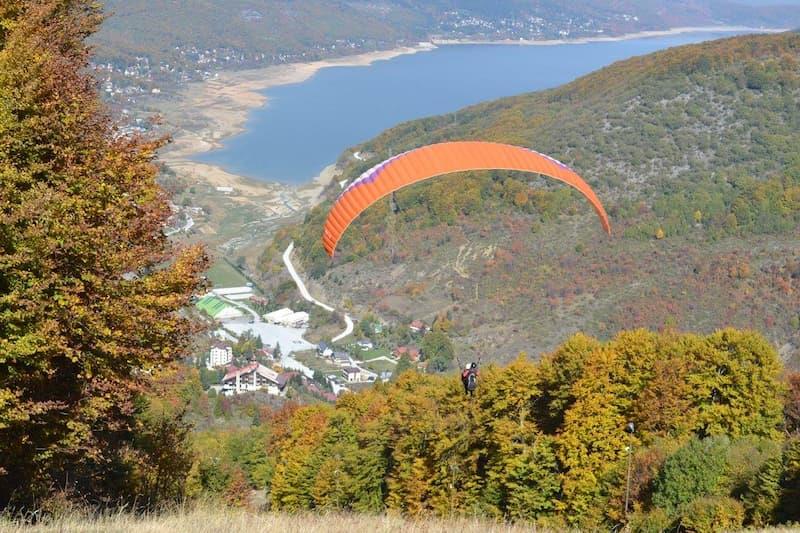 Викендов во Маврово се одржува Евро Куп во параглајдинг 