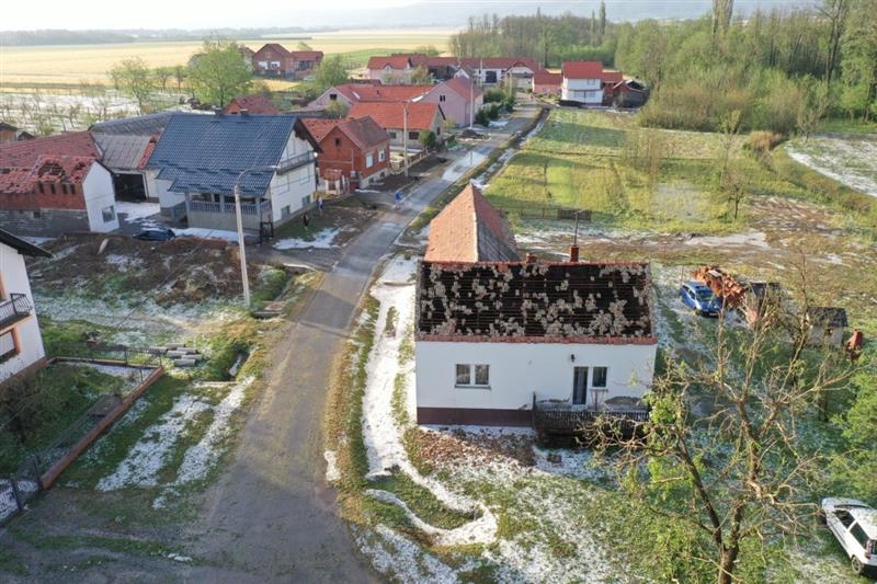 Невреме и град во Хрватска, луѓето со лопати го чистат мразот (ВИДЕО)